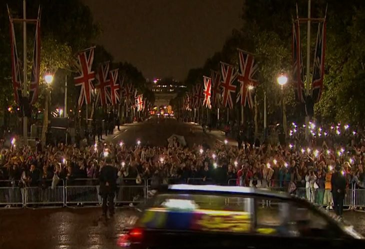 Féretro de la reina Isabel II llega a Londres este martes 13