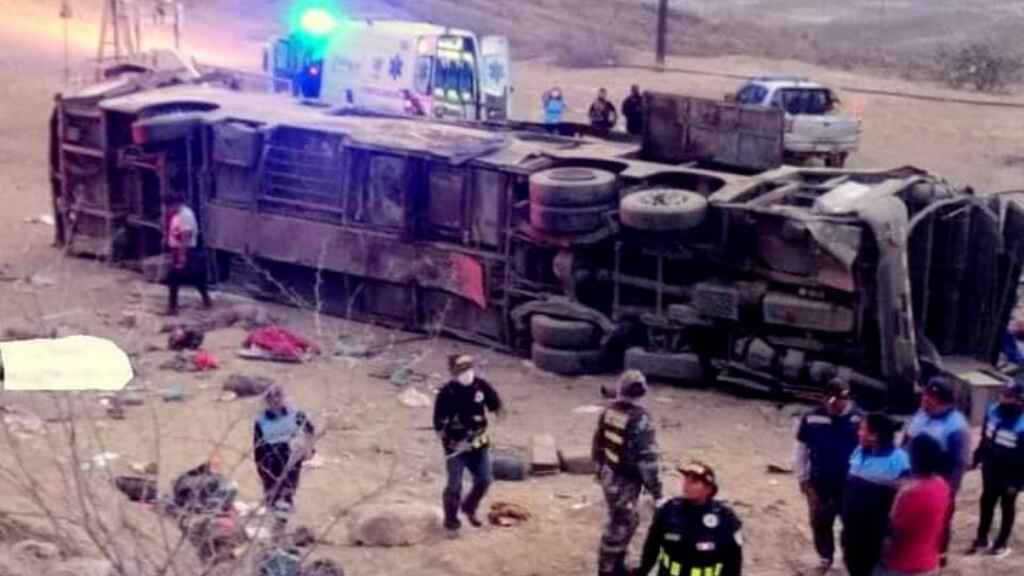 Al Menos Muertos En El Norte De Per Tras Caer Un Autob S Por Un