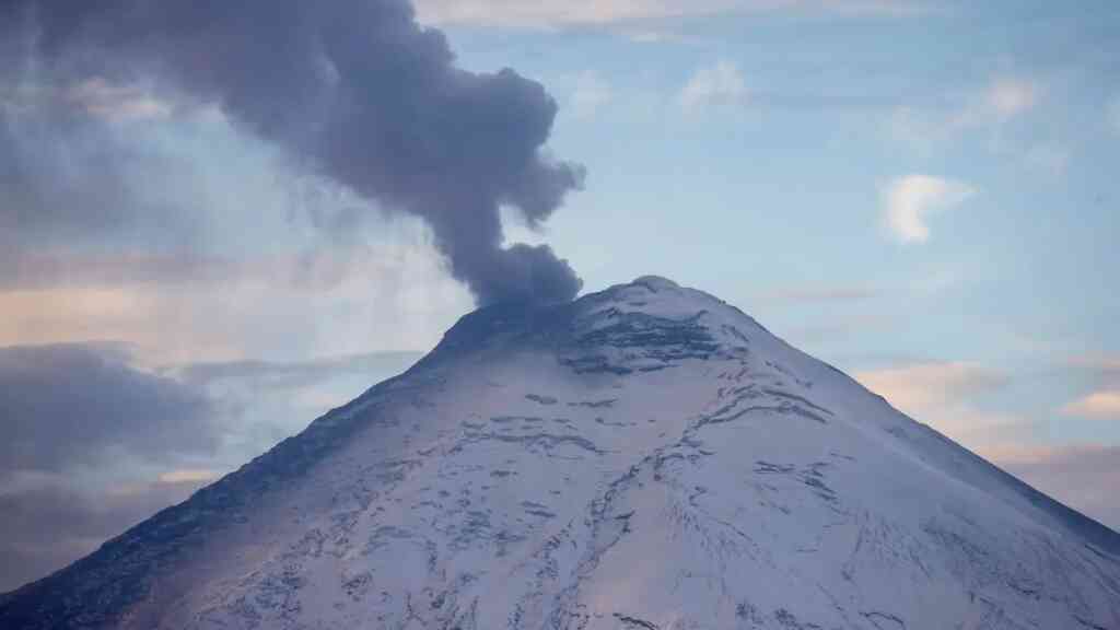 Leve caída de ceniza en el sur de Quito por actividad del volcán Cotopaxi