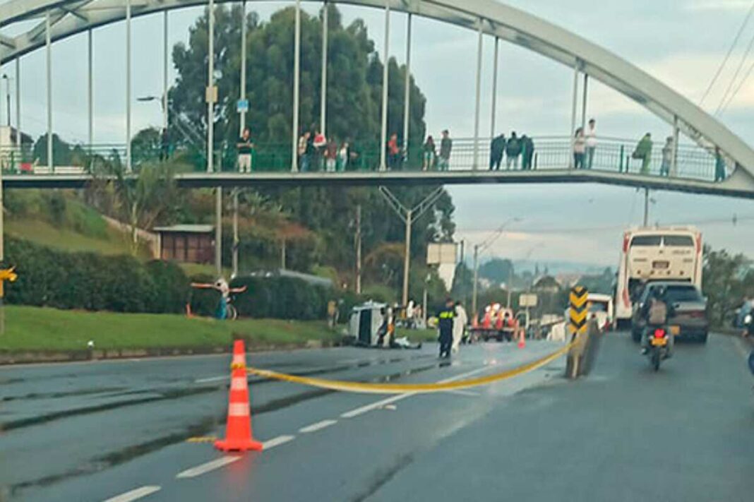 Conductor arrolla a peatón que se le atravesó en la vía Medellín Bogotá