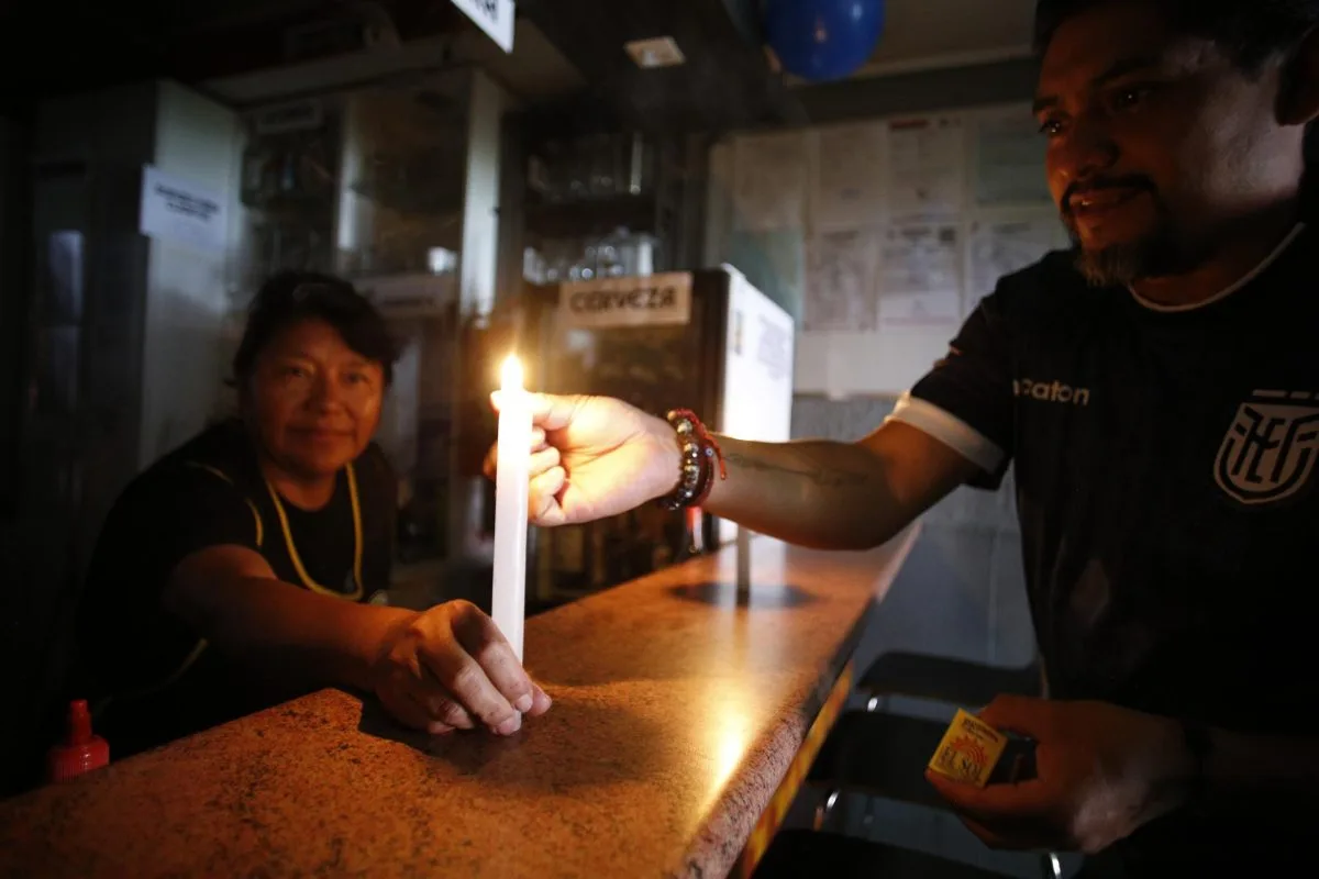 Ecuador compra energía más barata a Colombia y reduce horas de