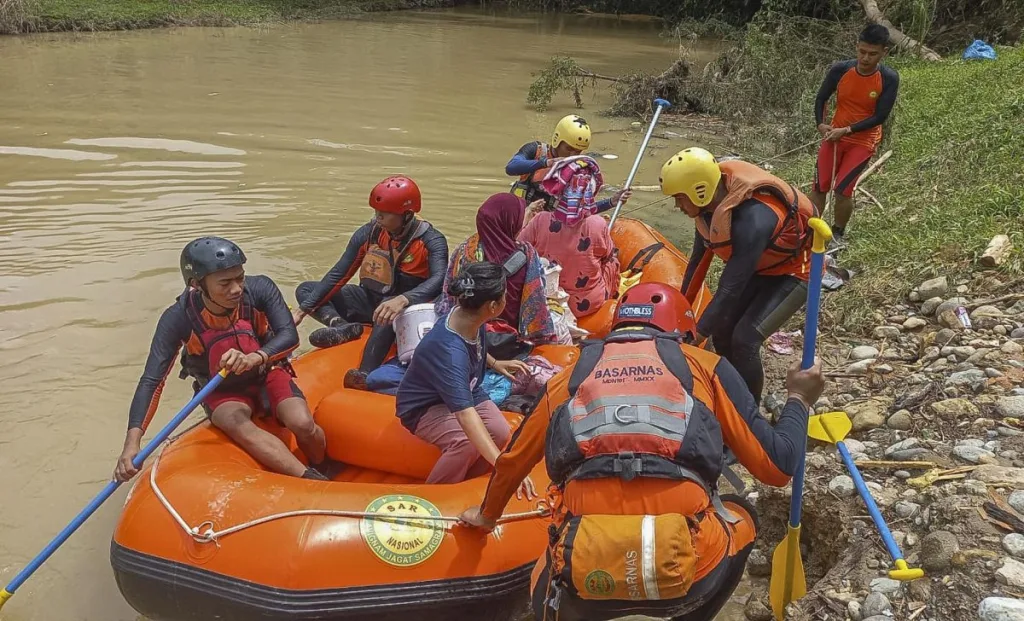 Suben A Los Muertos Por Las Inundaciones Y Los Corrimientos De