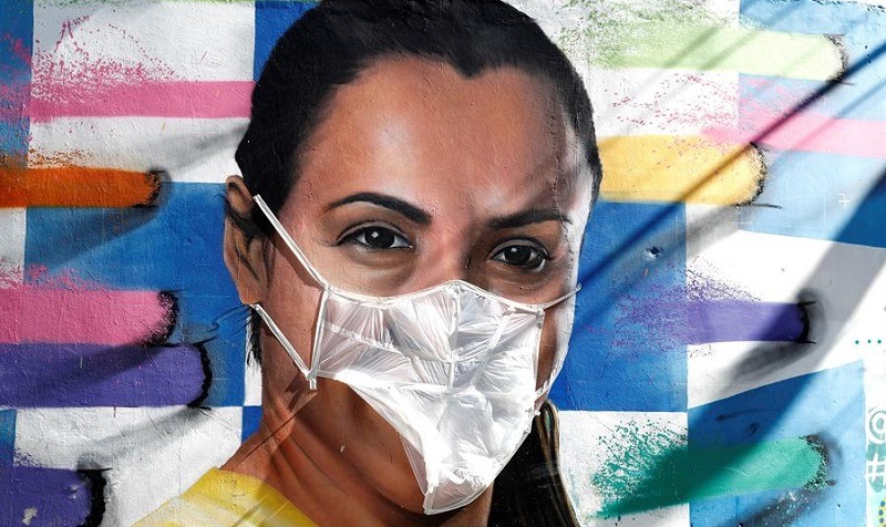 Artista pone mascarillas a grafitis para alertar del COVID-19 en Brasil