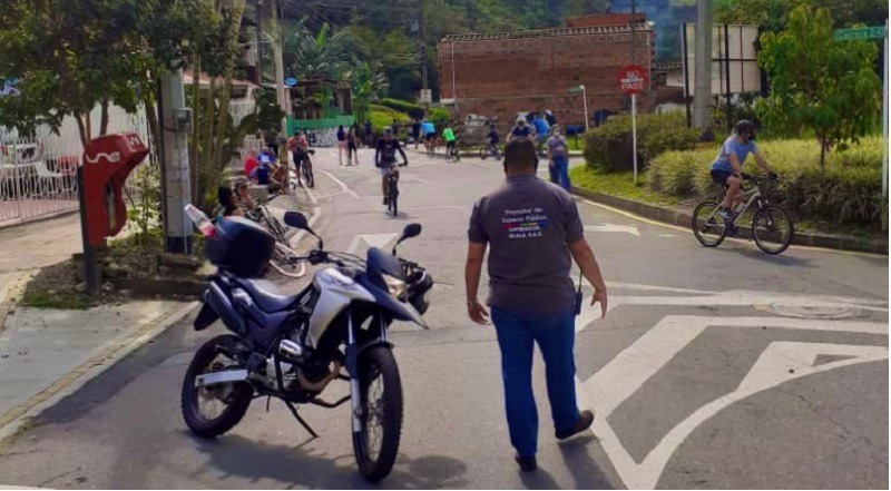 Habitantes de Envigado haciendo deporte en El Salado