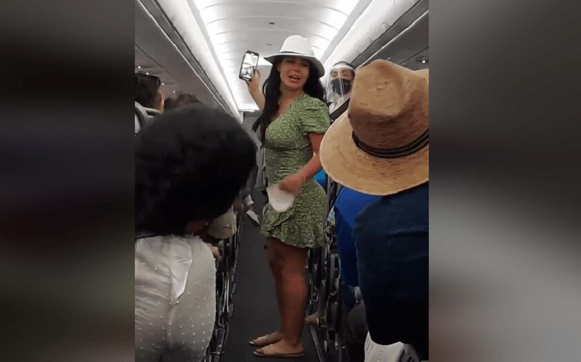 En un avión a Cancún una mujer protagonizó penoso video porque le "vale verg%" el coronavirus