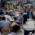 Bares y restaurantes en Inglaterra cerrarán a las 10 de la noche por la COVID-19