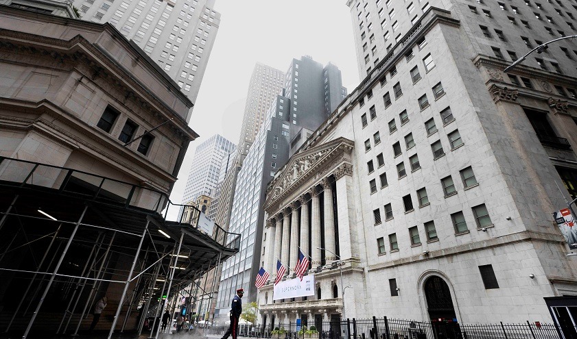 El aumento de casos de covid-19 golpea Wall Street y el Dow Jones baja un 2,29 %