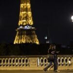 Francia endurece el toque de queda en las zonas más afectadas por la COVID: Los franceses afrontan con resignación el nuevo confinamiento