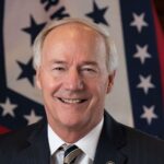 El gobernador de Arkansas, Asa Hutchinson