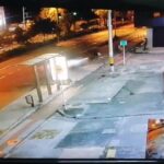 Auto a toda velocidad en la avenida Guayabal de Medellín mató a "viejo loco", un habitante de calle