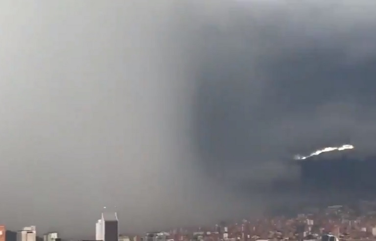 El cielo de Medellín entre la lluvia y una tormenta eléctrica