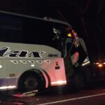 Bus de Velotax lleno de pasajeros chocó con camión en vía entre La Paila y Armenia