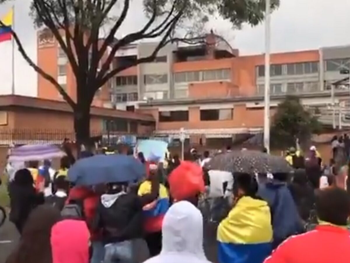 Protestan En Sede De Canal Rcn Acusado De Manipulacion Somosfan Com