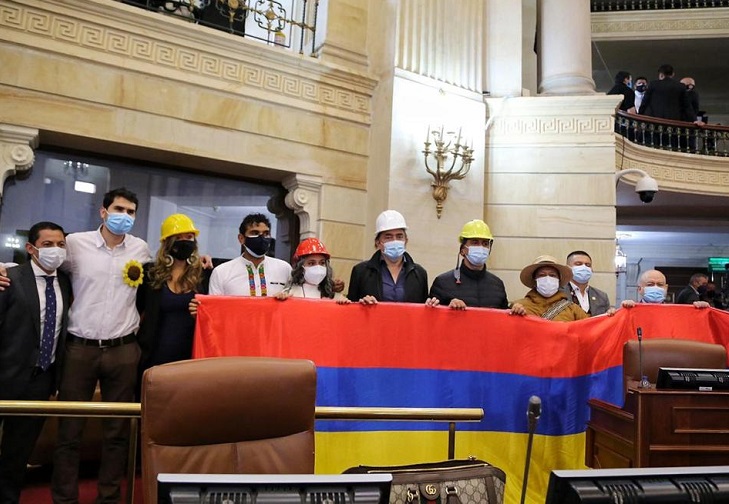 Reacciones en redes al grupo de congresistas y la bandera colombiana al revés