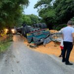 Cierre total en la vía Hatillo- Cisneros: camión se volcó y tiró toda la carga