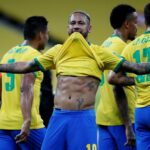 Neymar celebra sus marcas como el mayor goleador de Brasil en eliminatorias