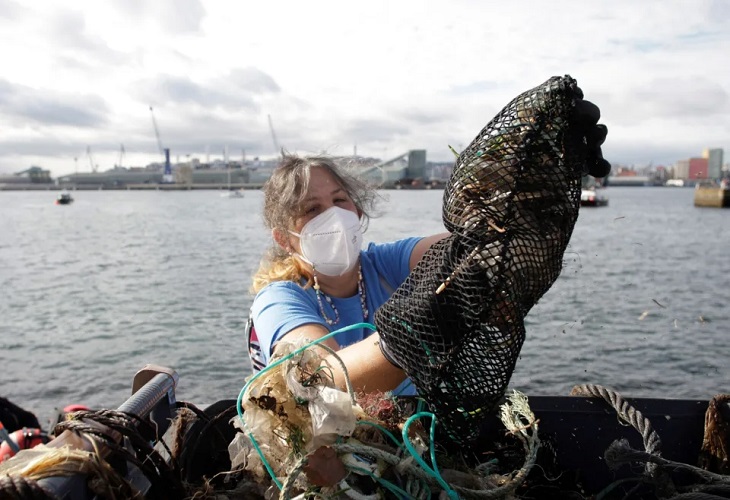 Retiran más de dos toneladas de basura en la limpieza del mar de A Coruña