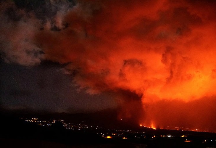 La lava del volcán de La Palma llega al mar por un tercer punto