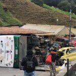 Accidente con muerto entre bus y taxi en Santa Rosa de Osos