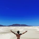 Pirry posa desnudo en un desierto en México