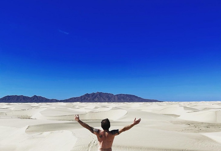 Pirry posa desnudo en un desierto en México