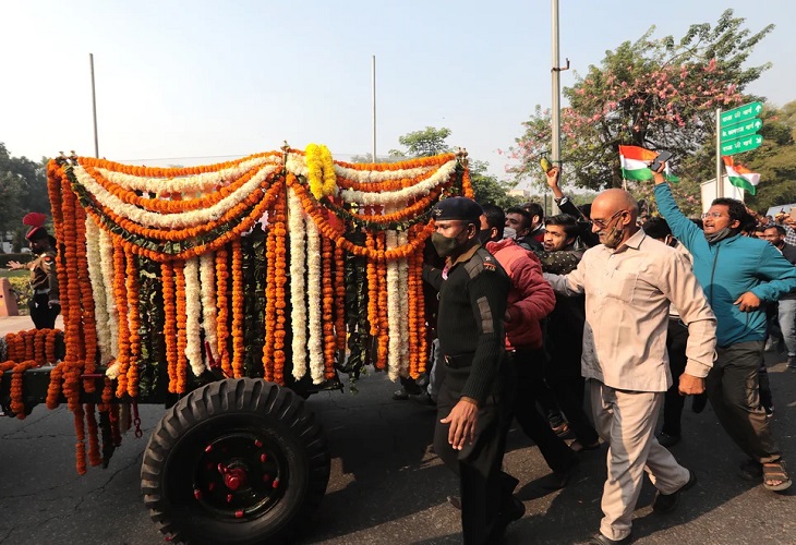 La India rinde un homenaje multitudinario al jefe militar Bipin Rawat muerto en accidente