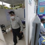 Suben a 49 los casos hallados de la variante ómicron del coronavirus en Perú