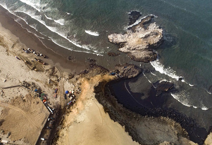 Castillo promete a pescadores que Repsol cumplirá responsabilidad por derrame