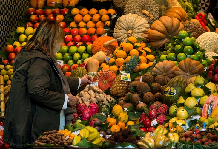 Francia dice adiós al embalaje en plástico de frutas y verduras pequeñas--Cómo prevenir el cáncer con una alimentación saludable: los alimentos clave que no pueden faltar en tu menú