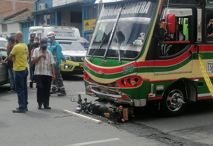 Bus arrolló y mató a motociclista en la calle 29 del barrio Belén de Medellín