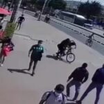 Mujer alcanza a ladrón que le robó el celular en Bogotá y le quita hasta una bici