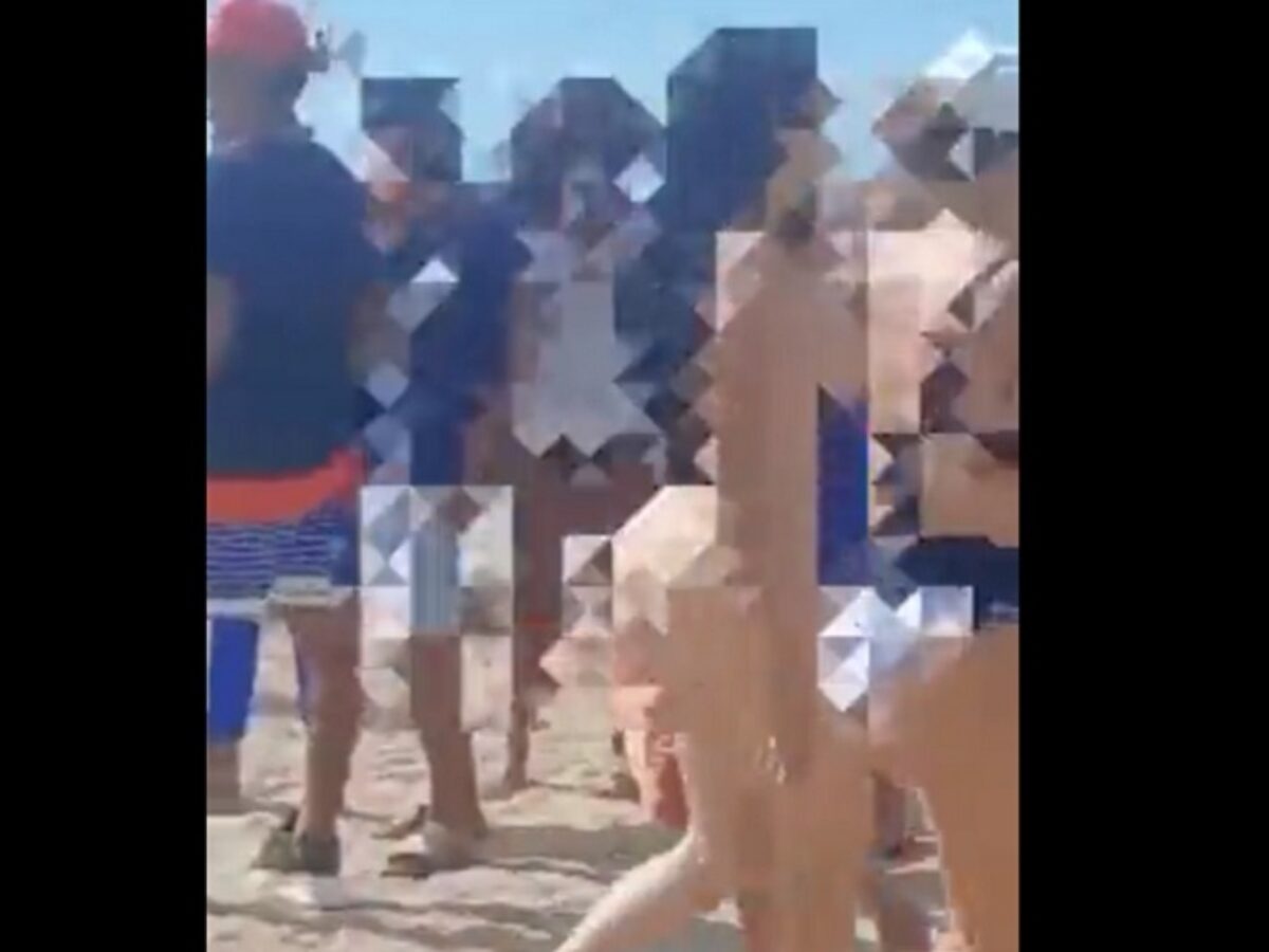 En playas de Taganga mujer nudista caminó a vista de todos