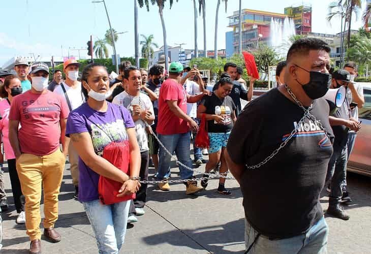 Migrantes realizan viacrucis en el sur de México para exigir visas