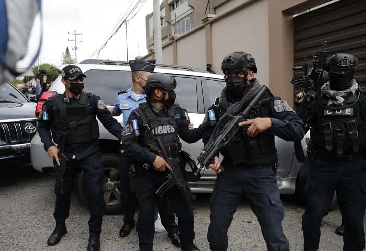 Refuerzan la seguridad en la unidad donde está detenido expresidente hondureño