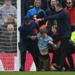 Dos manifestantes saltan al campo del Tottenham