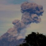 Evacuan un poblado en Guatemala por la erupción del volcán de Fuego