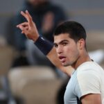 Alcaraz avanza a cuartos ante un impotente Khachanov y desafía a Zverev