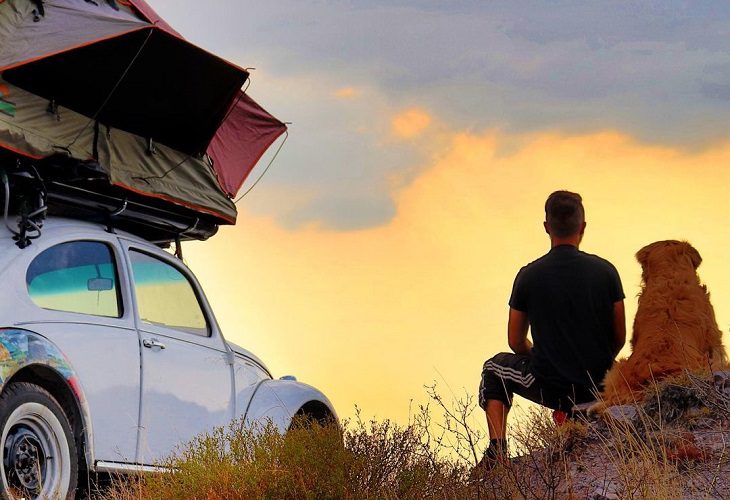 El influencer Jesse Koz murió junto a su perro, con el que viajaba a todas partes