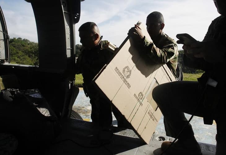 Colombia pone en marcha logística aérea para llevar votos a lugares remotos