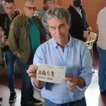 Fajardo votó en blanco en el INEM en medio de rechiflas y gritos de "fuera"