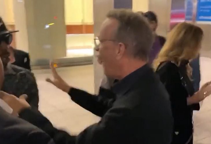 "¡Ya basta!", Tom Hanks enfurece con fans por empujón accidental a su esposa