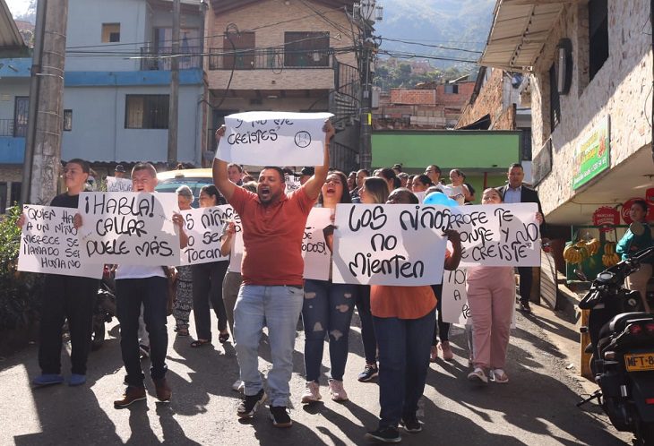 Protestas en Medellín tras denuncia de abuso a dos niños en un colegio