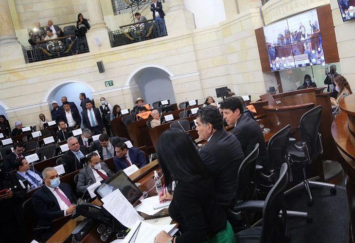 Revelan nombres de senadoras colombianas que no querrían bajarse el salario