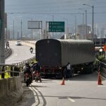 Tractomula se varó en el puente de la Mayorista y generó líos de movilidad