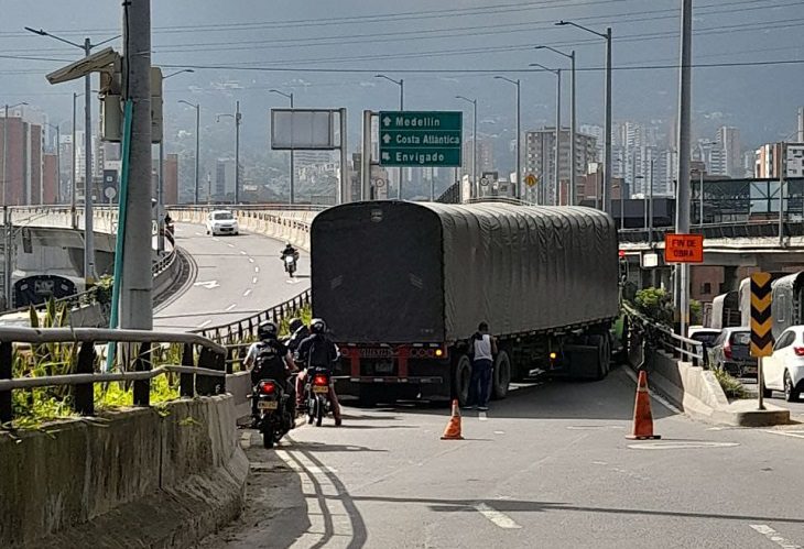 Tractomula se varó en el puente de la Mayorista y generó líos de movilidad