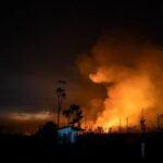 El fuego se abre paso por la Amazonía de Brasil en medio de la noche