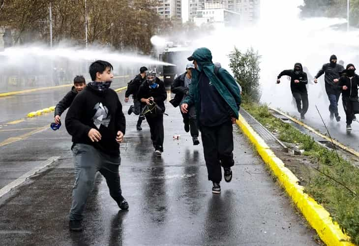 Enfrentamientos en Santiago de Chile durante una nueva protesta estudiantil