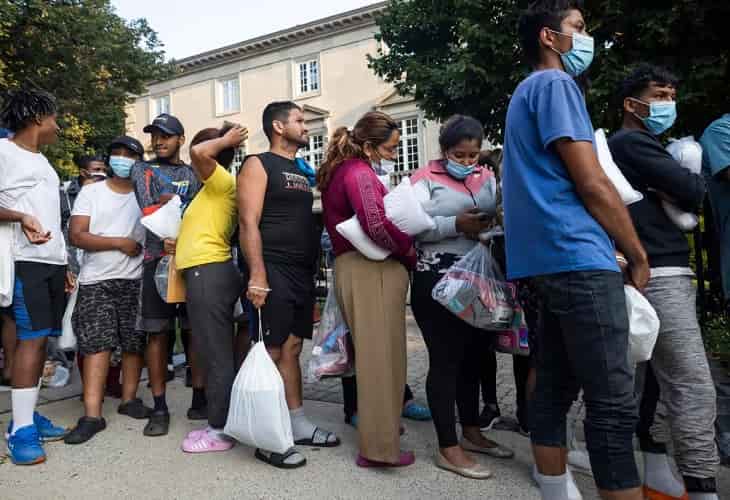 Texas envía otro bus con migrantes a la residencia de Kamala Harri
