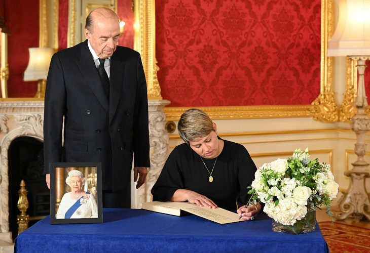 Verónica Alcocer y el canciller Leyva firmaron condolencias a la reina en Westminster