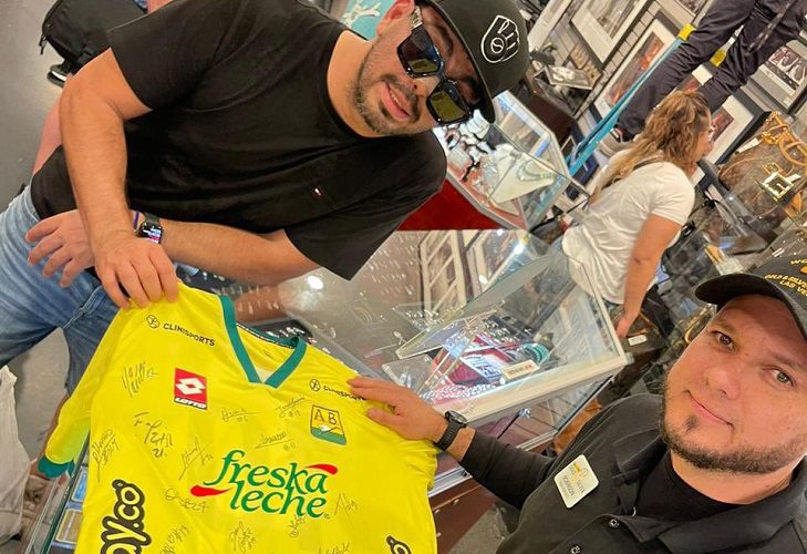 Santandereano vende camiseta del Bucaramanga al 'Precio de la Historia'